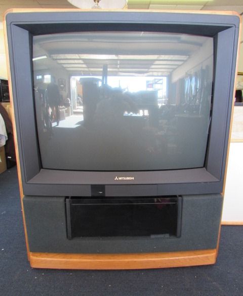 BEAUTIFUL MITSUBISHI 35 COLOR TV IN OAK CABINET