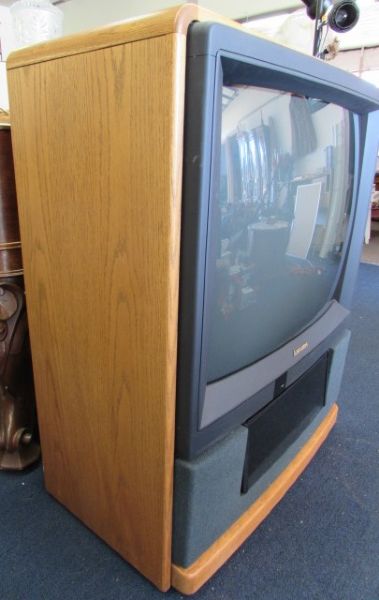 BEAUTIFUL MITSUBISHI 35 COLOR TV IN OAK CABINET