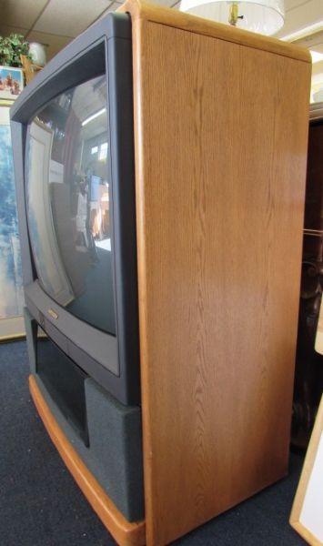 BEAUTIFUL MITSUBISHI 35 COLOR TV IN OAK CABINET