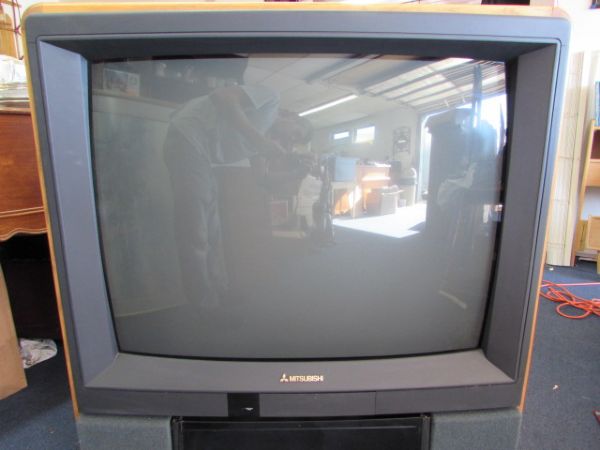 BEAUTIFUL MITSUBISHI 35 COLOR TV IN OAK CABINET