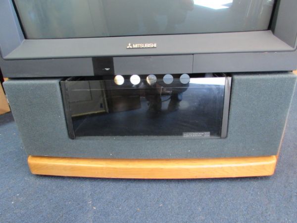 BEAUTIFUL MITSUBISHI 35 COLOR TV IN OAK CABINET