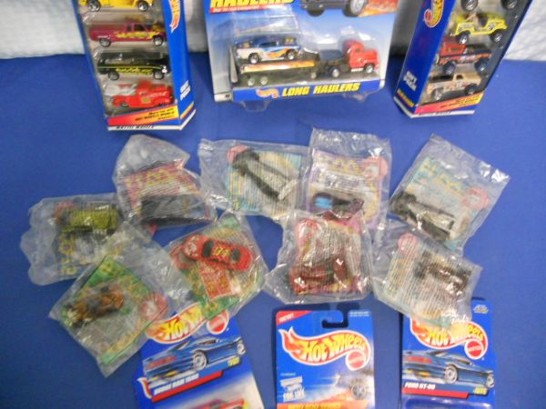 25 HOT WHEELS NEW IN PACKAGE