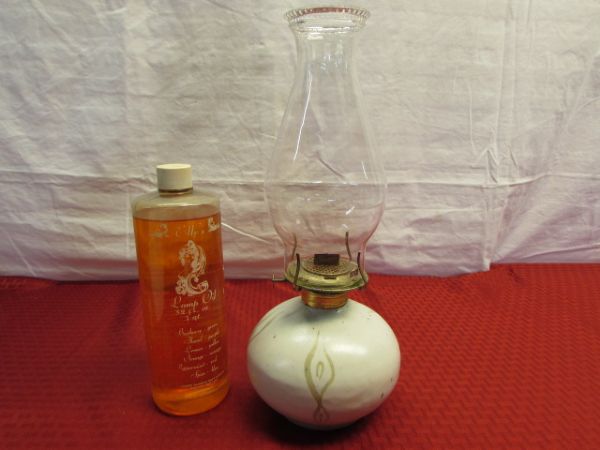 BEAUTIFUL VINTAGE HURRICANE LAMP WITH POTTERY BASE & LAMP OIL 