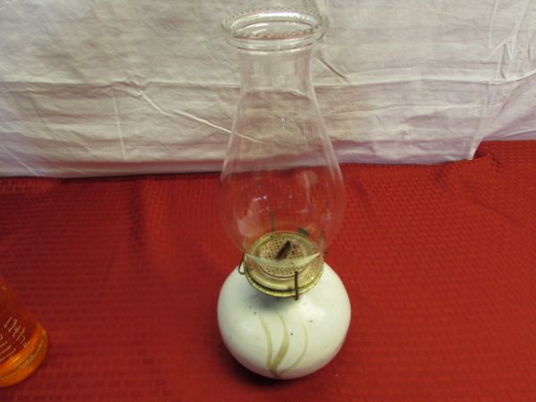 BEAUTIFUL VINTAGE HURRICANE LAMP WITH POTTERY BASE & LAMP OIL 
