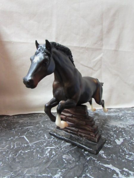 LIMITED EDITION BREYER  JUMPING HORSE STARLIGHT