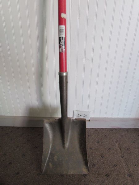 EXCELLENT GARDEN TOOLS - FIBERGLASS HANDLES - RAKE, SHOVEL EDGERS