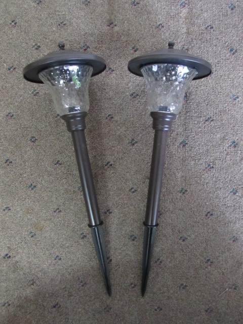 Lot Detail - SET OF 8 NEVER USED SOLAR GARDEN LIGHTS