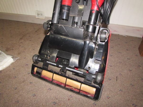 NICE DIRT DEVIL SWIVEL ULTRA GLIDE VACUUM W/ BAGS