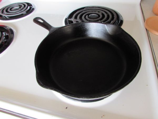 VERY NICE VINTAGE CAST IRON SKILLET 