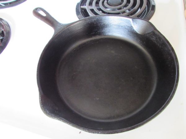 VERY NICE VINTAGE CAST IRON SKILLET 