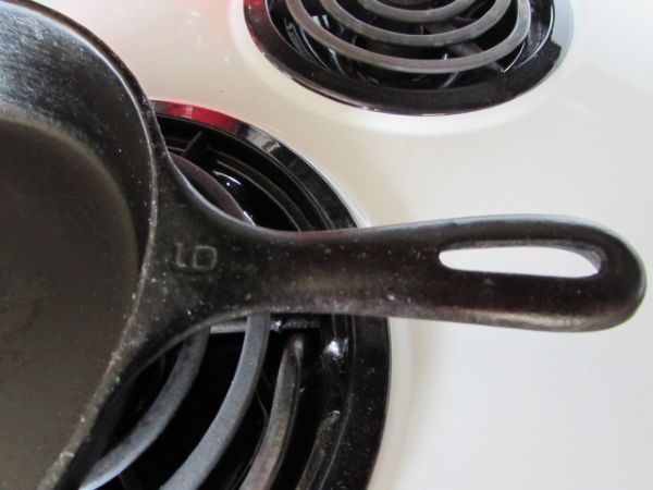 VERY NICE VINTAGE CAST IRON SKILLET 