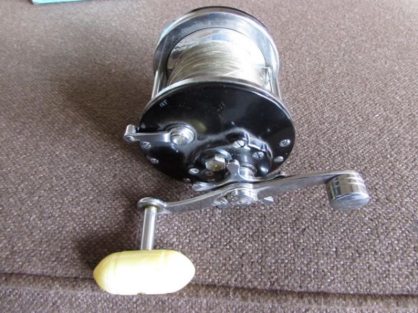 NICE VINTAGE PENN FISHING REEL 