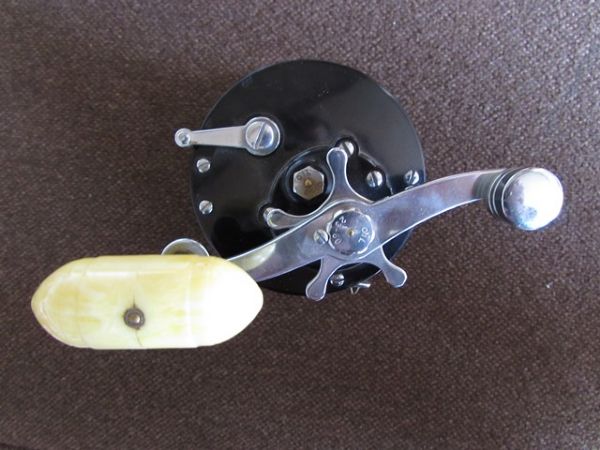 NICE VINTAGE PENN FISHING REEL 