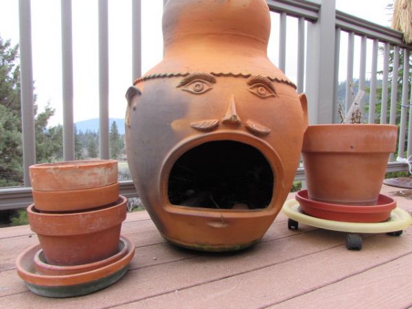 CLAY OUTDOOR FIRE PLACE & 4 POTS