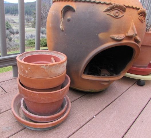 CLAY OUTDOOR FIRE PLACE & 4 POTS