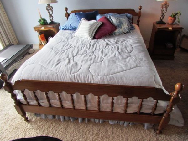 EARLY AMERICAN STYLE HARDWOOD QUEEN SIZE BED, MATTRESS, BOX SPRING & LINENS