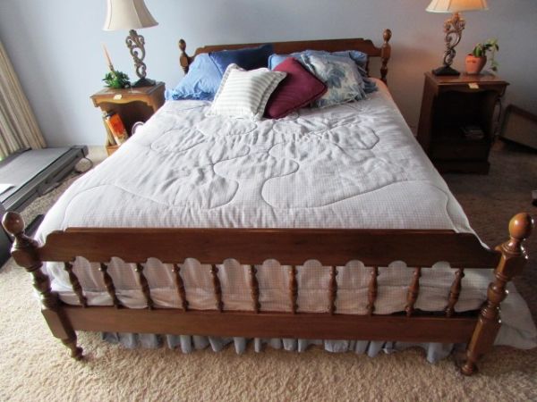 EARLY AMERICAN STYLE HARDWOOD QUEEN SIZE BED, MATTRESS, BOX SPRING & LINENS