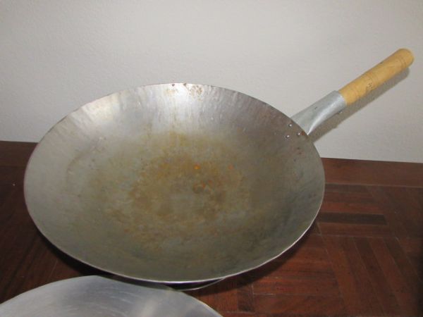 AUTHENTIC HAND HAMMERED WOK WITH UTENSILS & LOTUS DISH