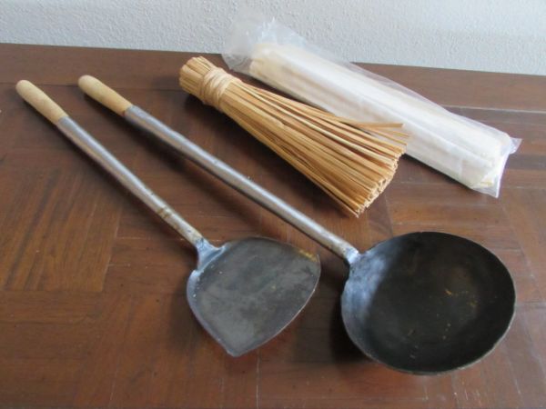AUTHENTIC HAND HAMMERED WOK WITH UTENSILS & LOTUS DISH