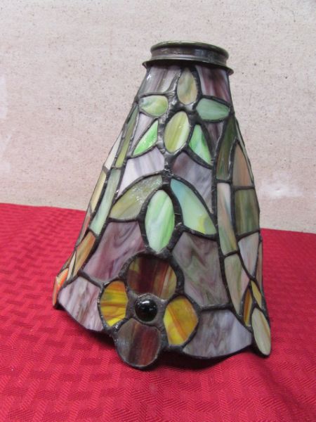 TIFFANY STYLE STAINED GLASS LAMP SHADE