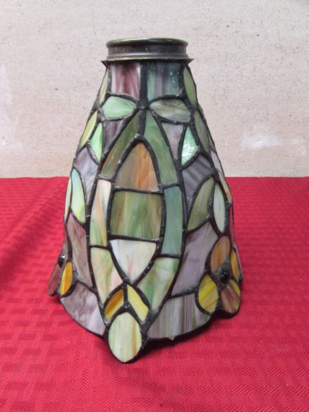 TIFFANY STYLE STAINED GLASS LAMP SHADE