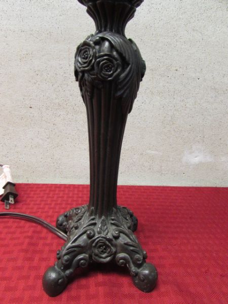 PRETTY ANTIQUED SCULPTED TABLE LAMP 