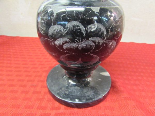 VINTAGE ETCHED BLACK & WHITE MARBLE VASE