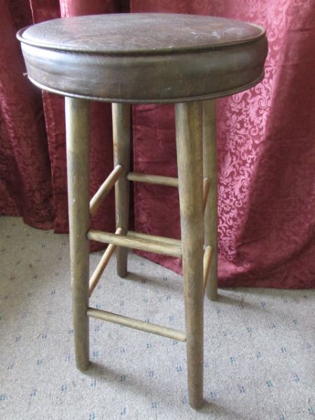 TALL STOOL WITH CUSHIONED SEAT