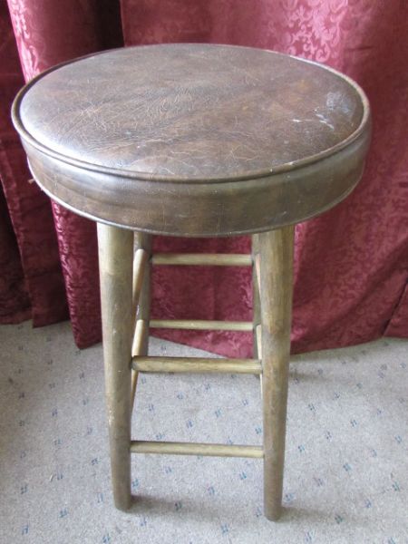 TALL STOOL WITH CUSHIONED SEAT