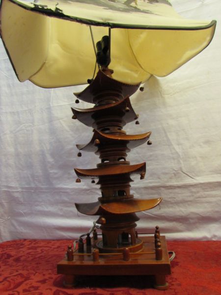 A TRIO OF PRETTY VINTAGE PAGODA LAMPS