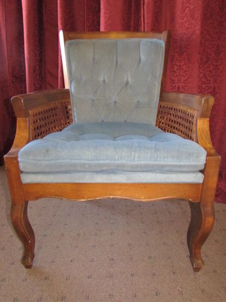 ELEGANT VINTAGE CARVED WOOD CHAIR WITH UPHOLSTERED SEAT & BACK