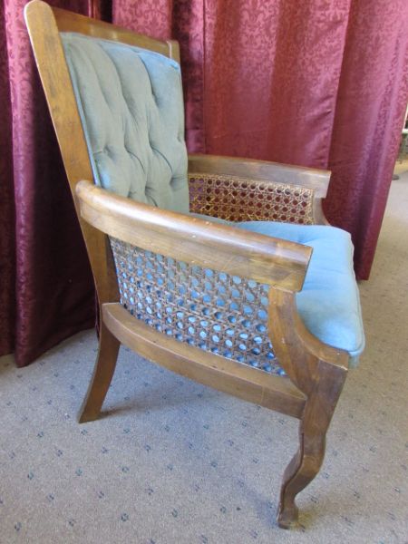 ELEGANT VINTAGE CARVED WOOD CHAIR WITH UPHOLSTERED SEAT & BACK