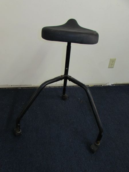 ERGONOMIC WORKBENCH STOOL