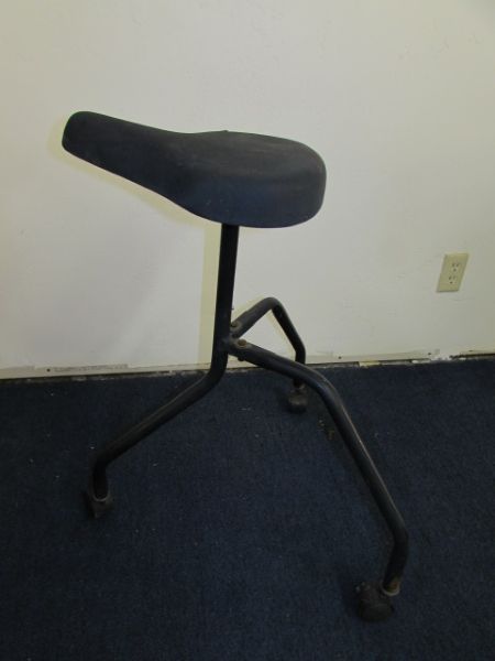 ERGONOMIC WORKBENCH STOOL