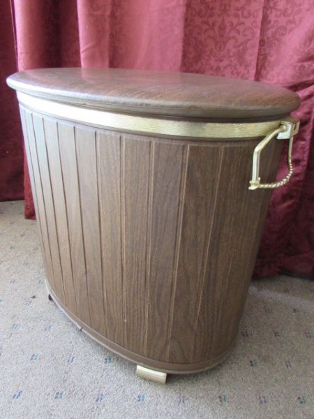 NICE MID CENTURY MODERN PEARLWICK HAMPER WITH LINENS 