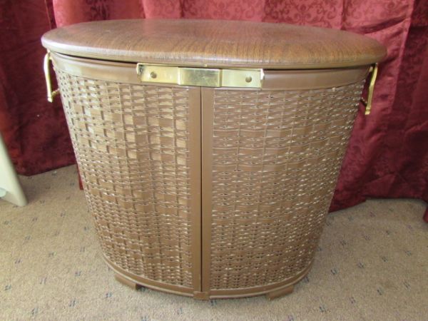 NICE MID CENTURY MODERN PEARLWICK HAMPER WITH LINENS 