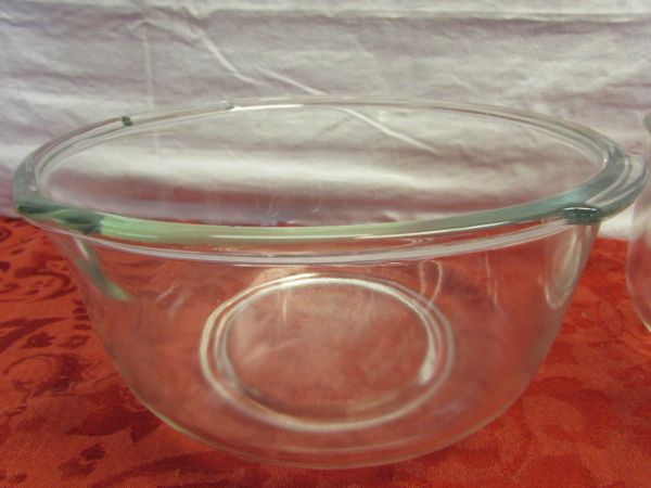 TWO GLASS MIXING BOWLS & 4 ELECTRIC MIXER BEATERS 