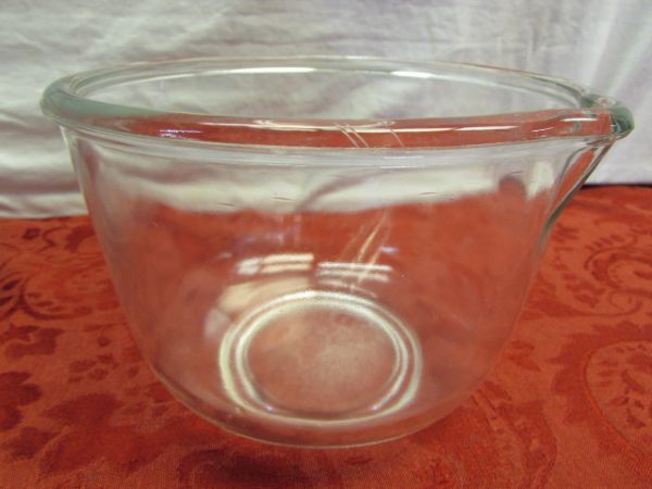 TWO GLASS MIXING BOWLS & 4 ELECTRIC MIXER BEATERS 