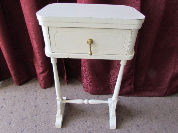 CUTE LITTLE SHABBY CHIC TABLE