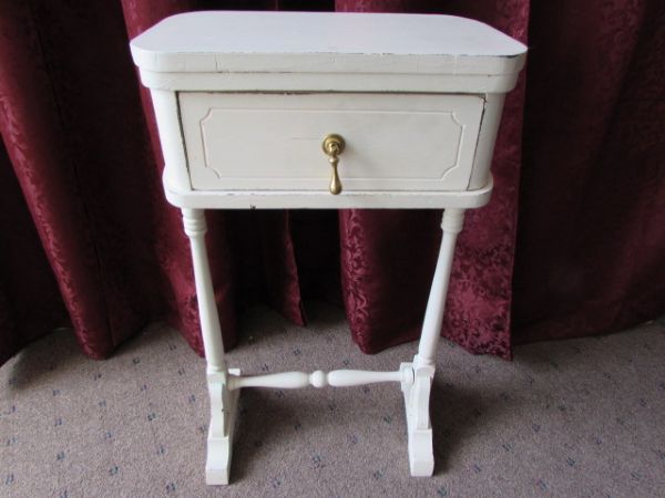 CUTE LITTLE SHABBY CHIC TABLE