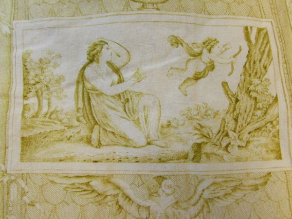 BED SPREAD WITH ELEGANT GOLDEN YELLOW GRECO-ROMAN PRINT 