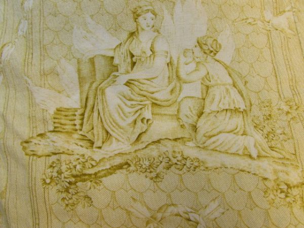 BED SPREAD WITH ELEGANT GOLDEN YELLOW GRECO-ROMAN PRINT 