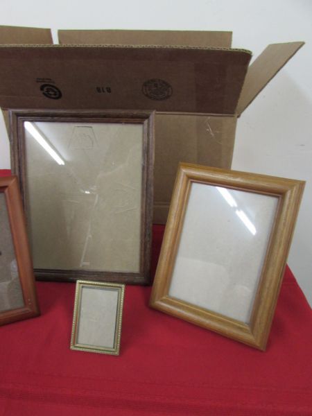 LARGE COLLECTION OF PICTURE FRAMES