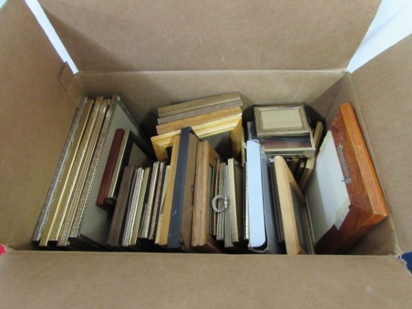 LARGE COLLECTION OF PICTURE FRAMES