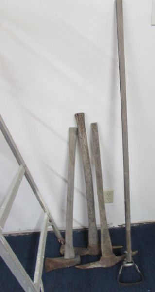 SIX FOOT ALUMINUM LADDER AND YARD WORKING TOOLS