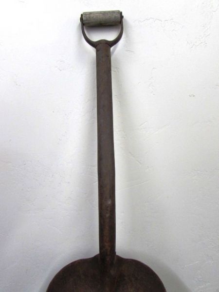 LARGE SCOOP COAL SHOVEL IN WORKING VINTAGE CONDITION