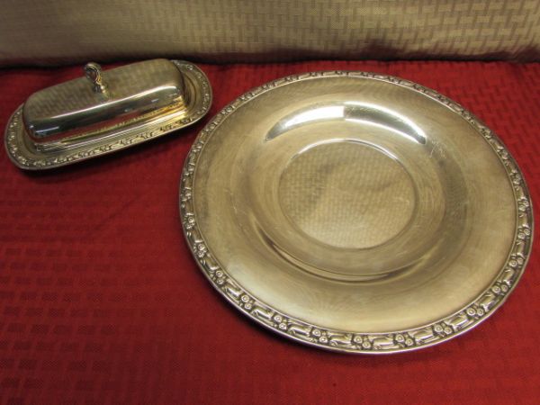 ELEGANT VINTAGE ONEIDA SILVERPLATE COVERED BUTTER DISH & SERVING PLATE & 2 CRYSTAL VASES