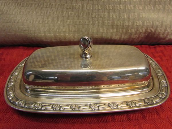 ELEGANT VINTAGE ONEIDA SILVERPLATE COVERED BUTTER DISH & SERVING PLATE & 2 CRYSTAL VASES