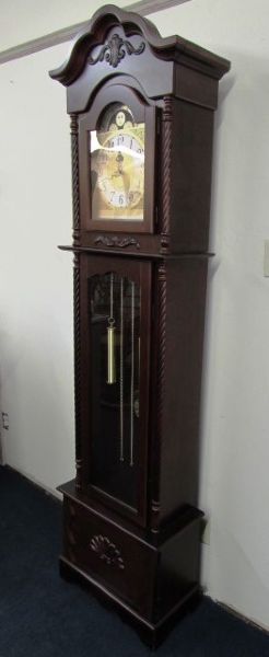 ELEGANT GRANDFATHER CLOCK WITH QUARTZ MOVEMENT 