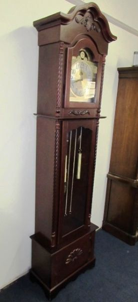 ELEGANT GRANDFATHER CLOCK WITH QUARTZ MOVEMENT 